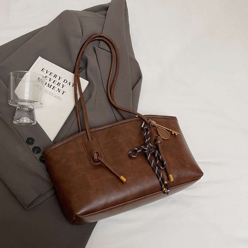 Textured retro large capacity bag women’s 2024 new autumn winter commuter shoulder bag satchel tote bag