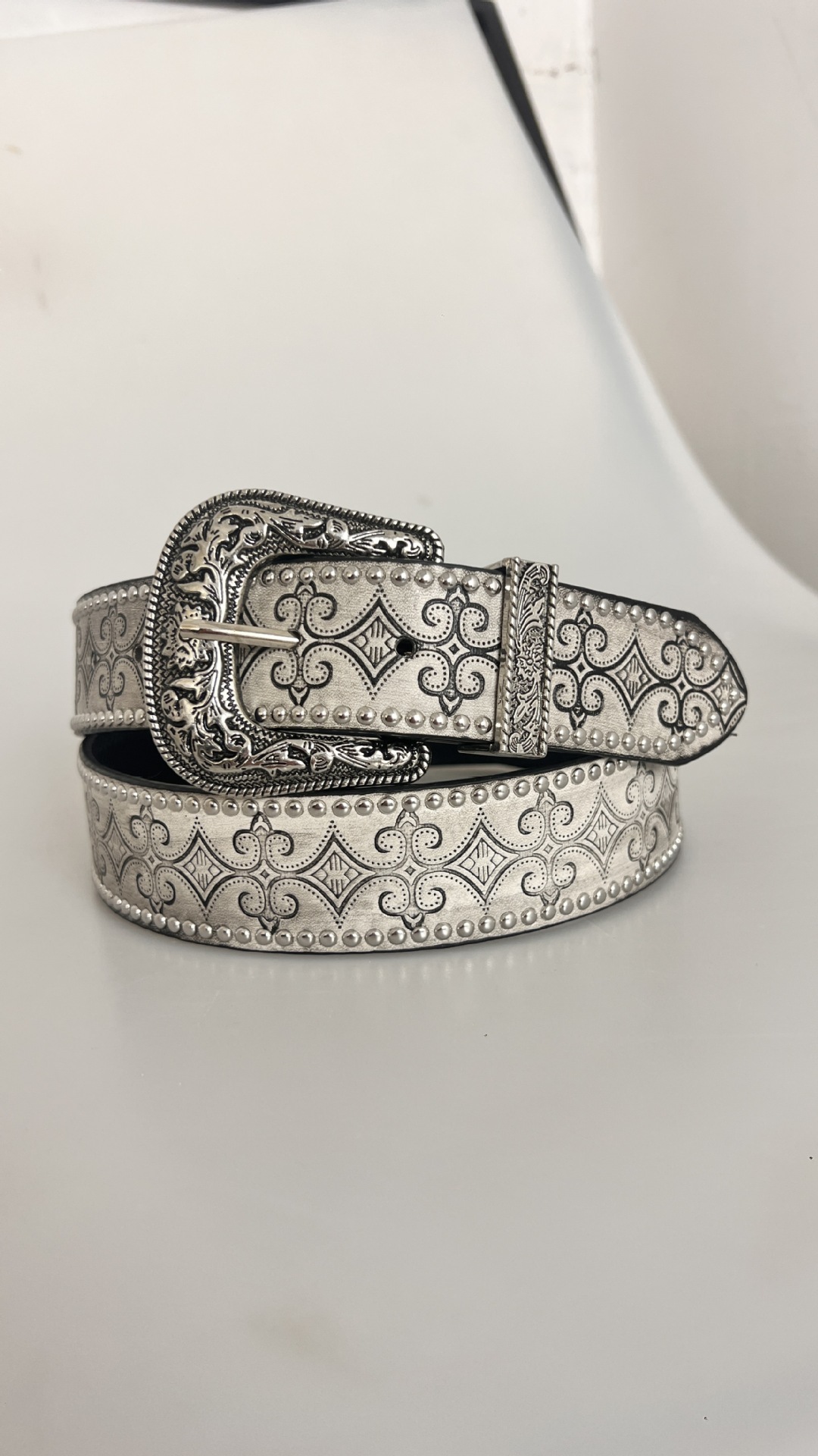 New arrival decadent earth-breaking y2k millennial hot girl retro distressed rivet embossed belt central asian pin buckle belt for women