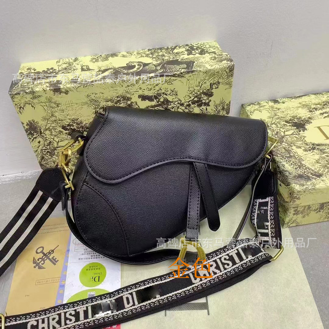 This year’s trendy, high-end, and uniquely designed handbags for women: 2024’s new collection of chic, accessible luxury, versatile solid-color crossbody bags