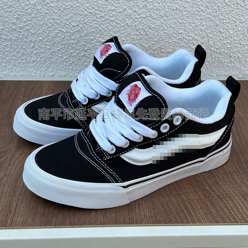 Ready-to-ship, high-street style, american retro men’s and women’s sneakers, skate shoes, and loafers. available in classic black and white, perfect for couples