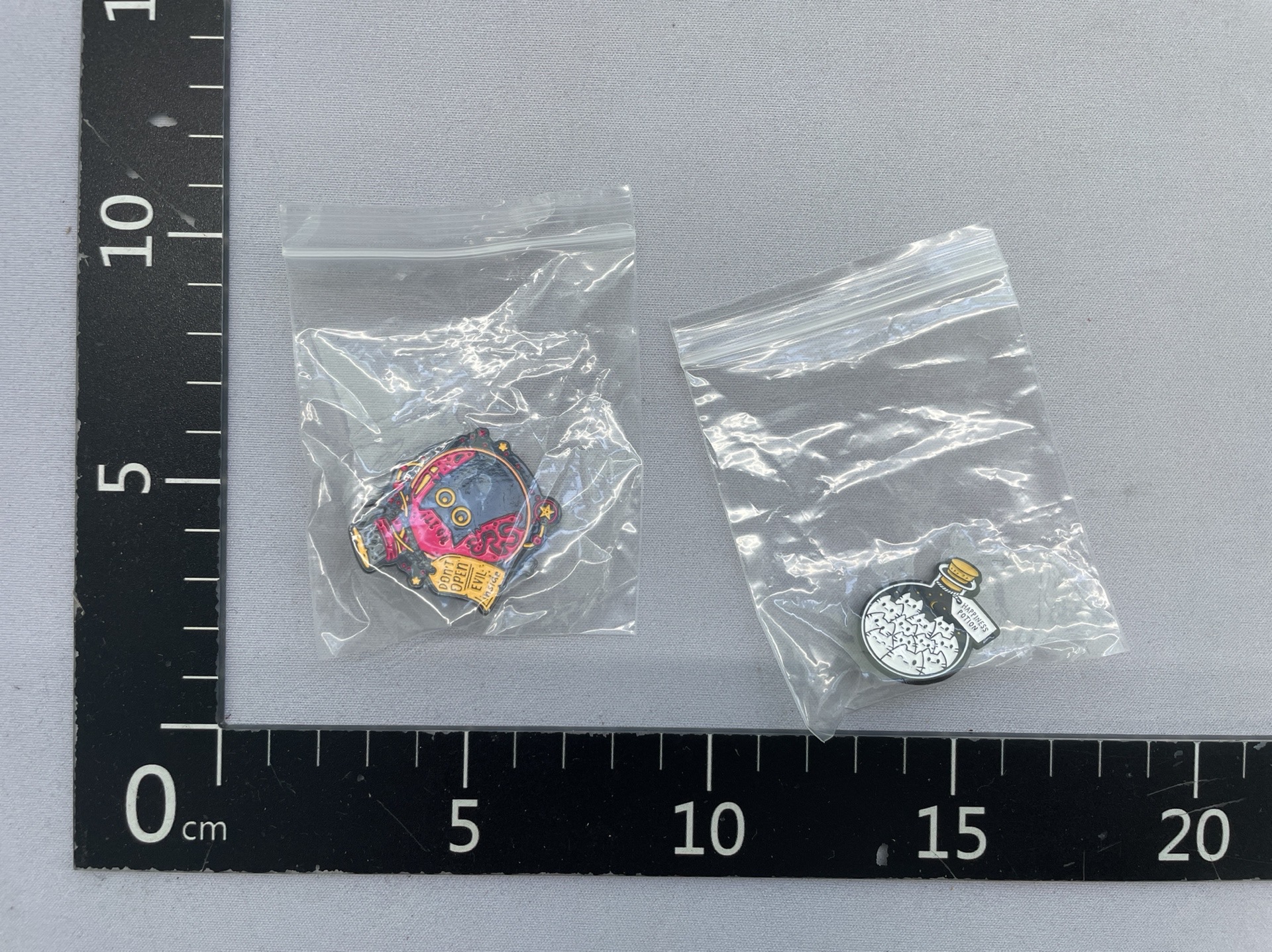 Cute cartoon cat in a bottle brooch metal badge for men and women besties metal badge bag clothes accessories medal 2