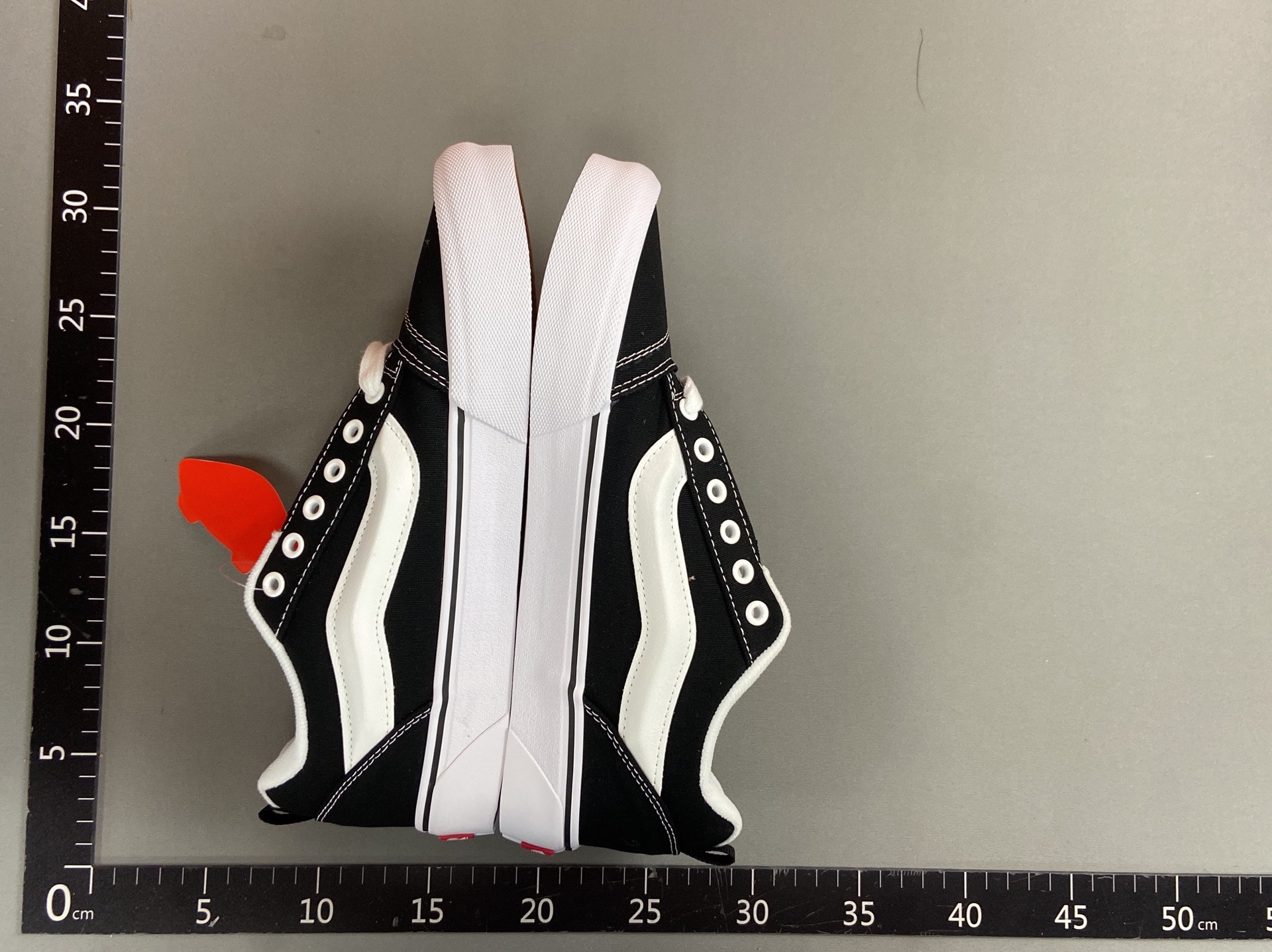 Ready-to-ship, high-street style, american retro men’s and women’s sneakers, skate shoes, and loafers. available in classic black and white, perfect for couples 5