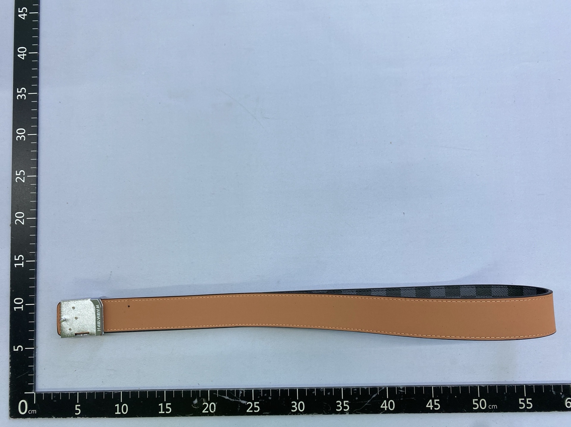 New men’s leather belt with smooth buckle, v-logo waistband, youthful plaid pattern, trendy casual business belt 4