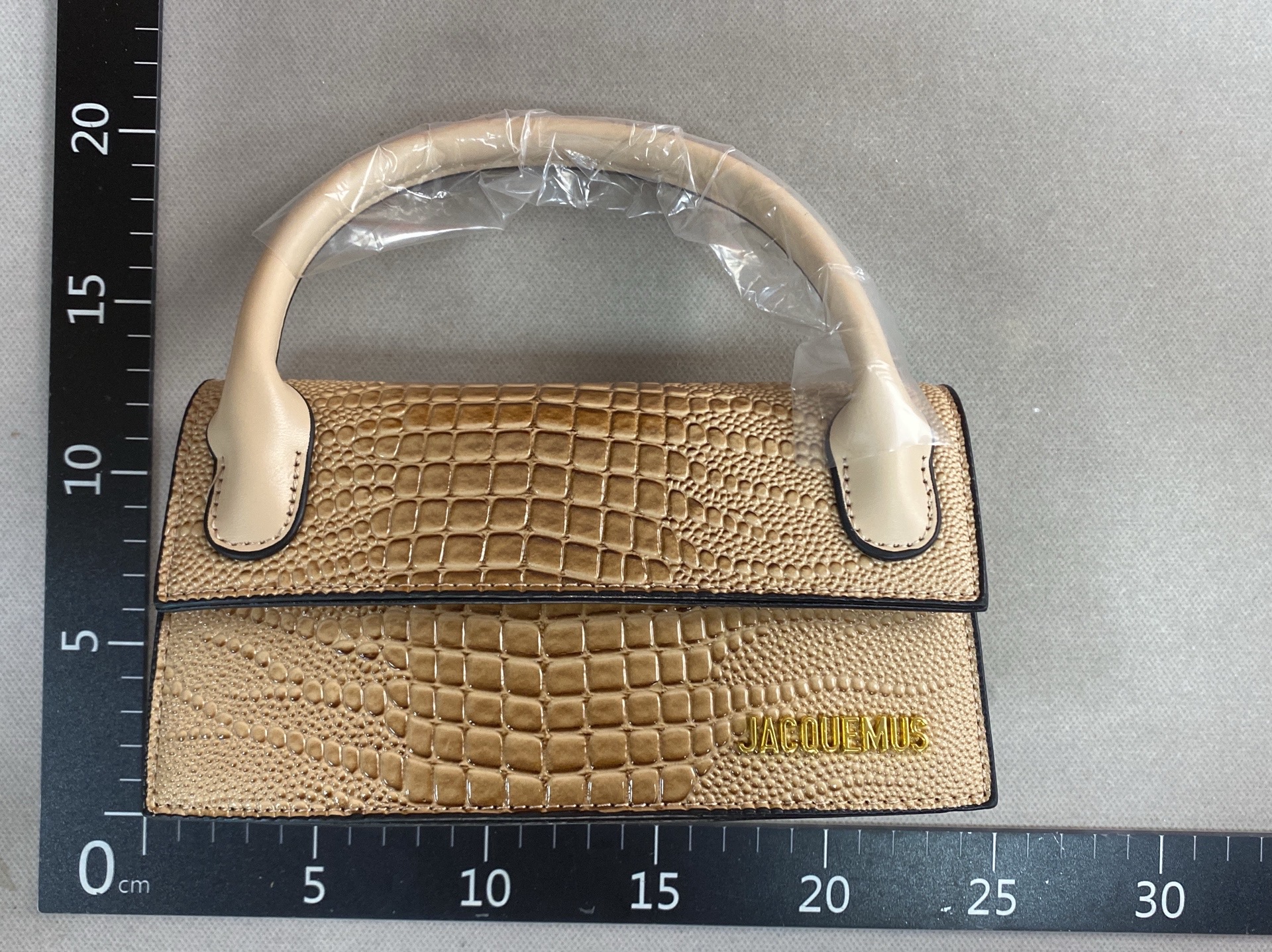 Cross-border women’s handbags: stylish and trendy, featuring letter detailing, crocodile embossing, solid colors, and versatile designs for shoulder or crossbody wear 3