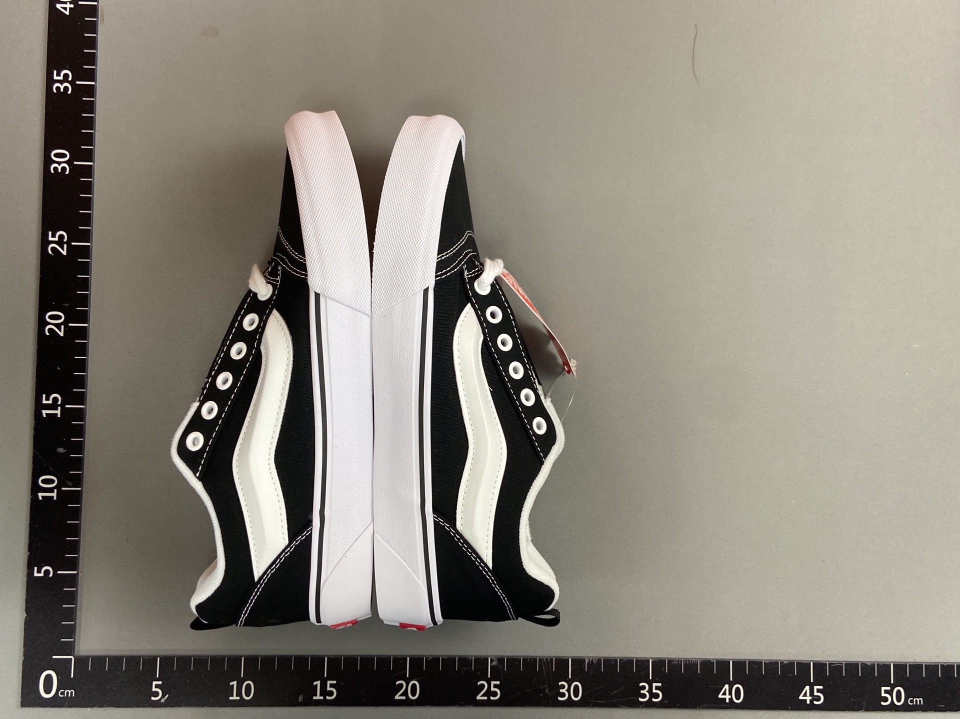 Ready-to-ship, high-street style, american retro men’s and women’s sneakers, skate shoes, and loafers. available in classic black and white, perfect for couples 4