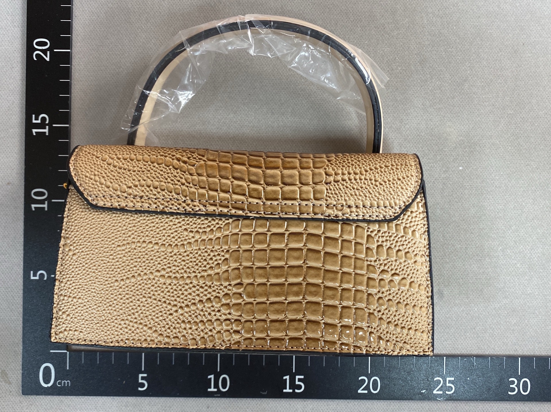Cross-border women’s handbags: stylish and trendy, featuring letter detailing, crocodile embossing, solid colors, and versatile designs for shoulder or crossbody wear 4