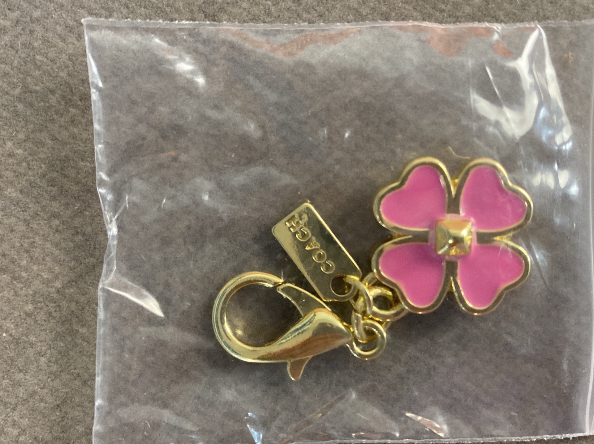 Luxury car keychain bag charm accessories – colorful bear, cherry, four-leaf clover, butterfly – wholesale schoolbag ornaments 3