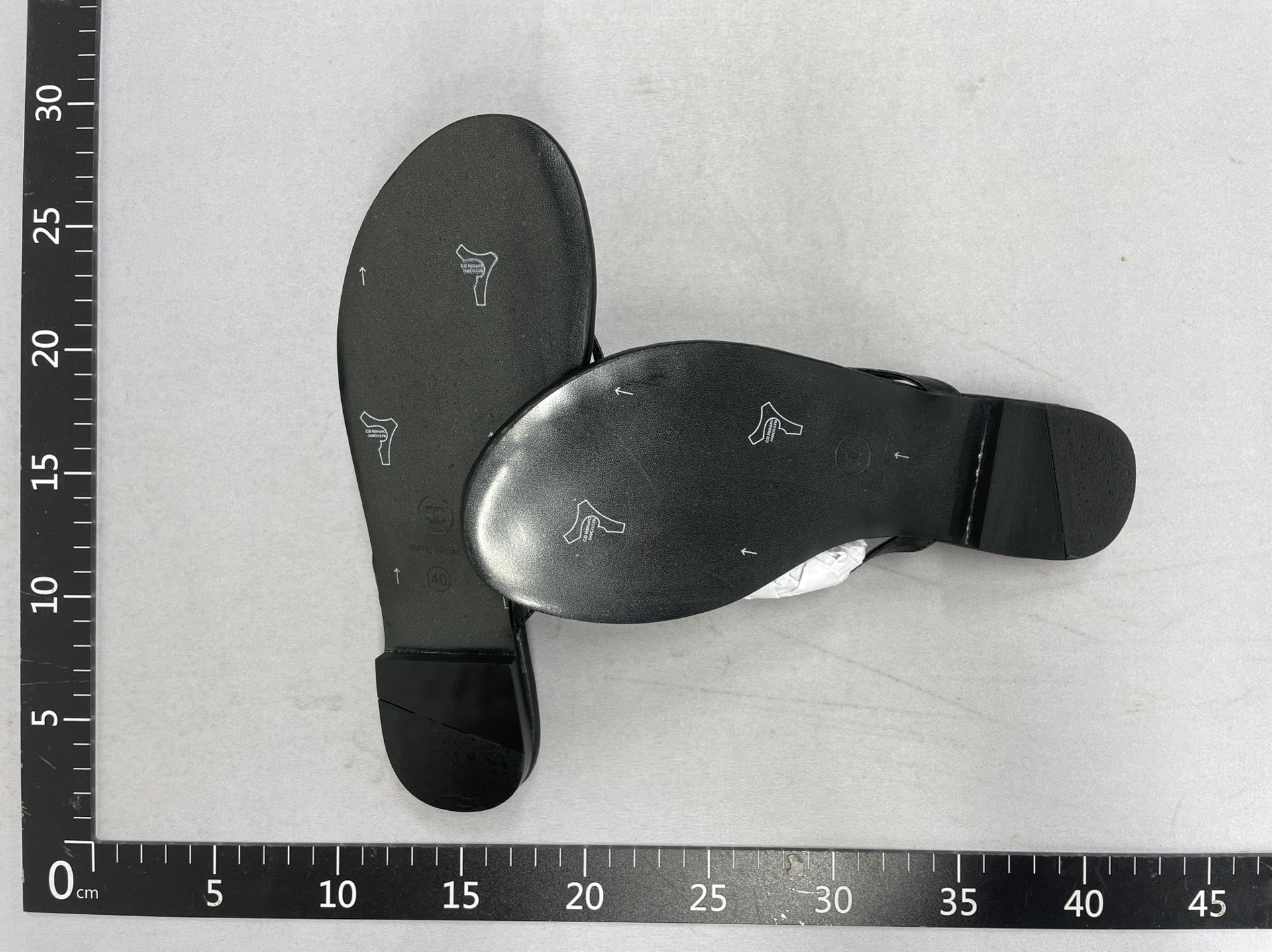 C-clip thong sandals with metal buckle – 2025 fashion item, spring/summer new collection, women’s flip-flops 3