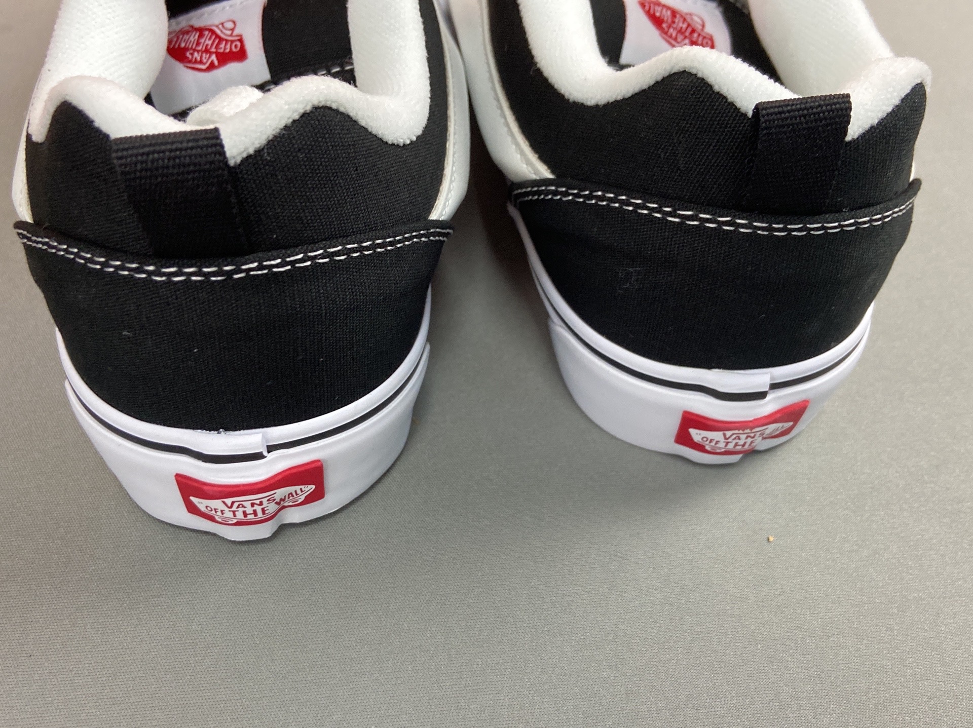 Ready-to-ship, high-street style, american retro men’s and women’s sneakers, skate shoes, and loafers. available in classic black and white, perfect for couples 6