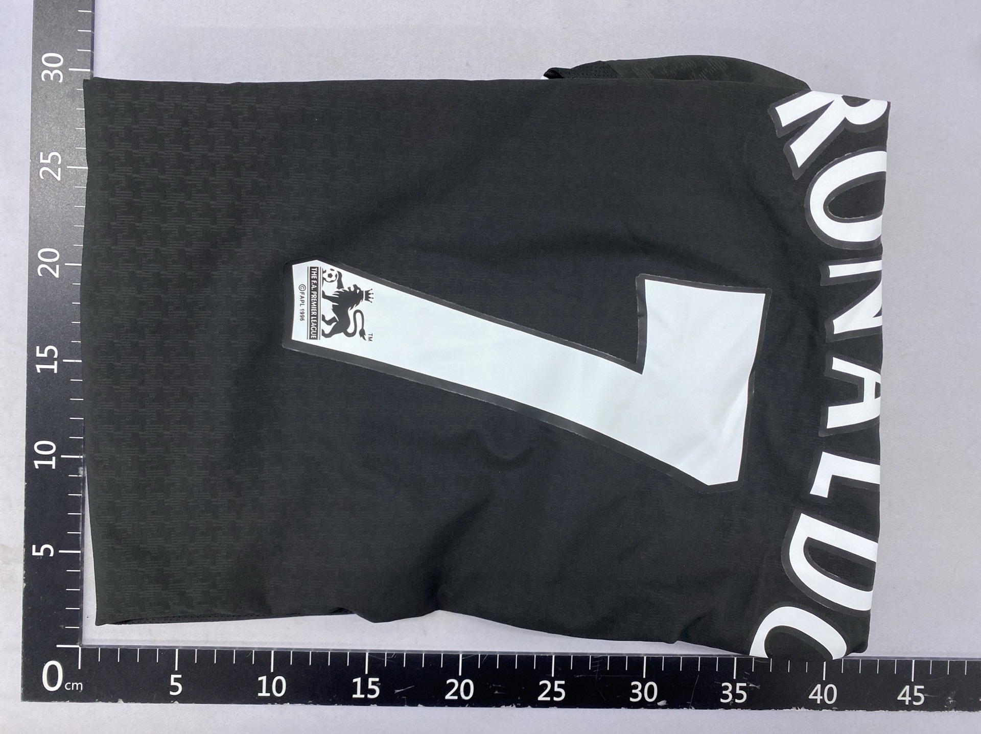 Factory direct: retro long-sleeve real madrid & manchester united jerseys – featuring raúl, solskjaer, guti, and xavi 5