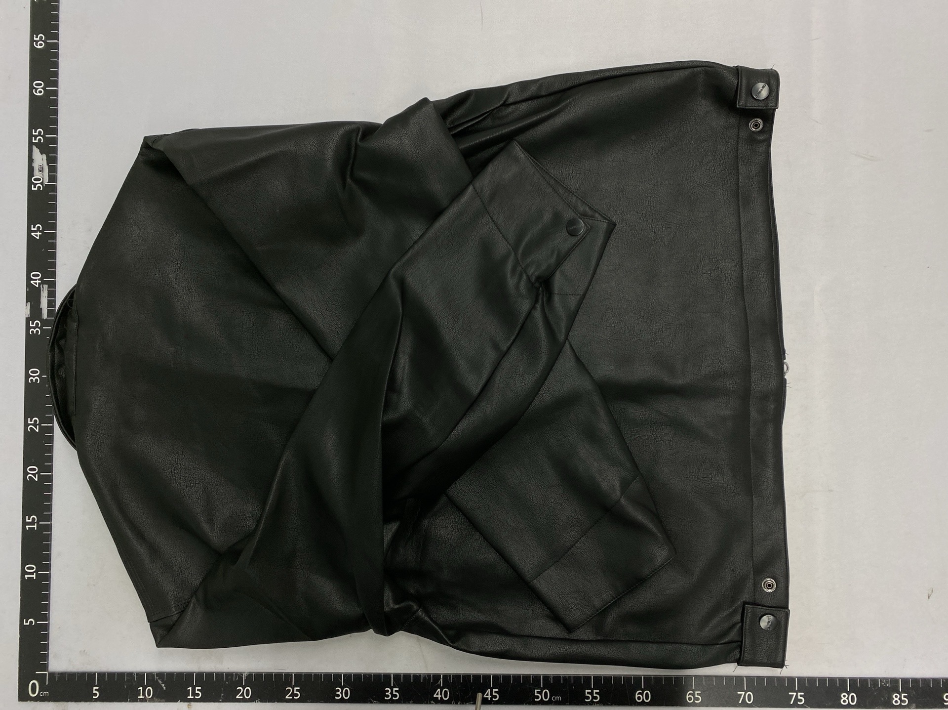 Black spiral under the left horizontal zipper black lapel jacket 44121148 3