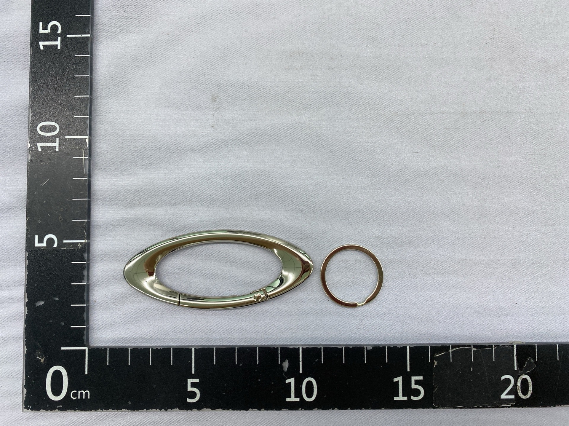 Cross-border five-pointed star metal hiking buckle star keychain oval zinc alloy press spring buckle bag pendant 3