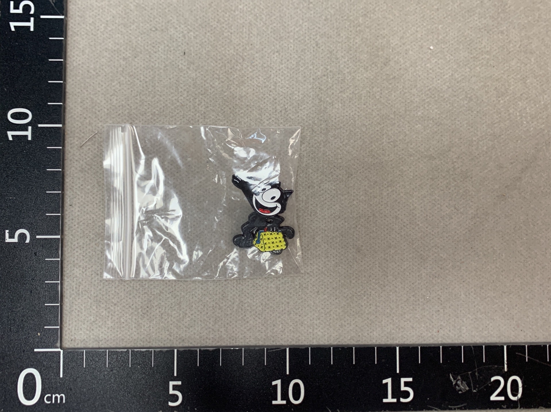 Felix the cat with dagger brooch – cute cartoon metal badge for bags, clothes, and accessories – small gift 2