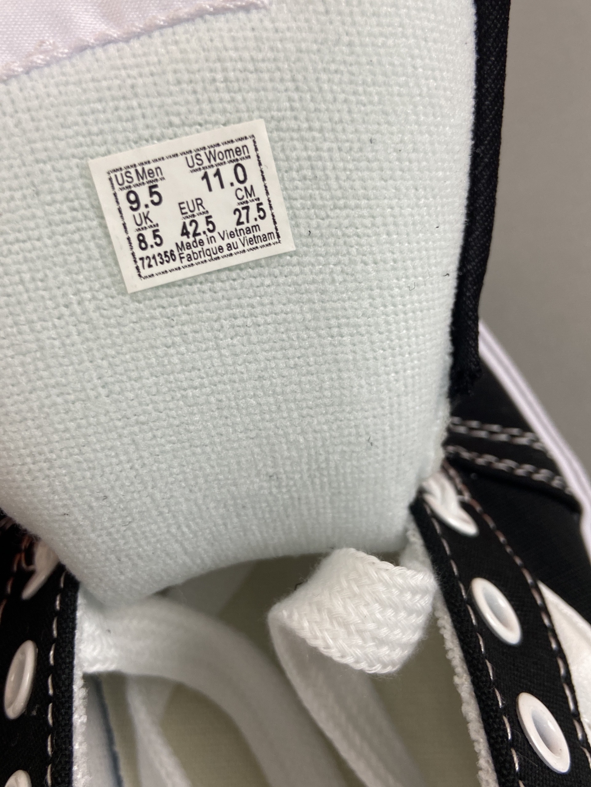 Ready-to-ship, high-street style, american retro men’s and women’s sneakers, skate shoes, and loafers. available in classic black and white, perfect for couples 7