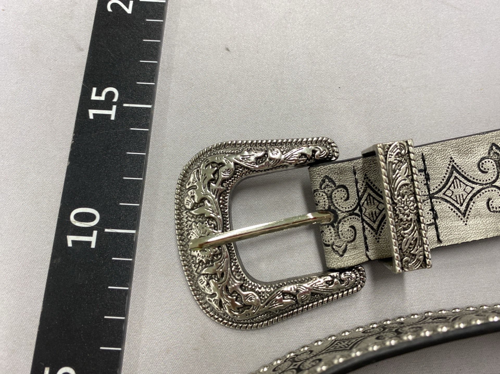 New arrival decadent earth-breaking y2k millennial hot girl retro distressed rivet embossed belt central asian pin buckle belt for women 2