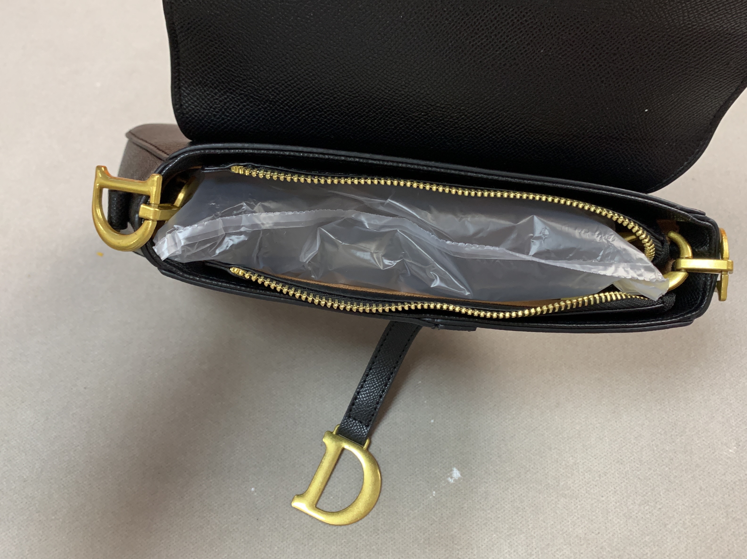 This year’s trendy, high-end, and uniquely designed handbags for women: 2024’s new collection of chic, accessible luxury, versatile solid-color crossbody bags 5
