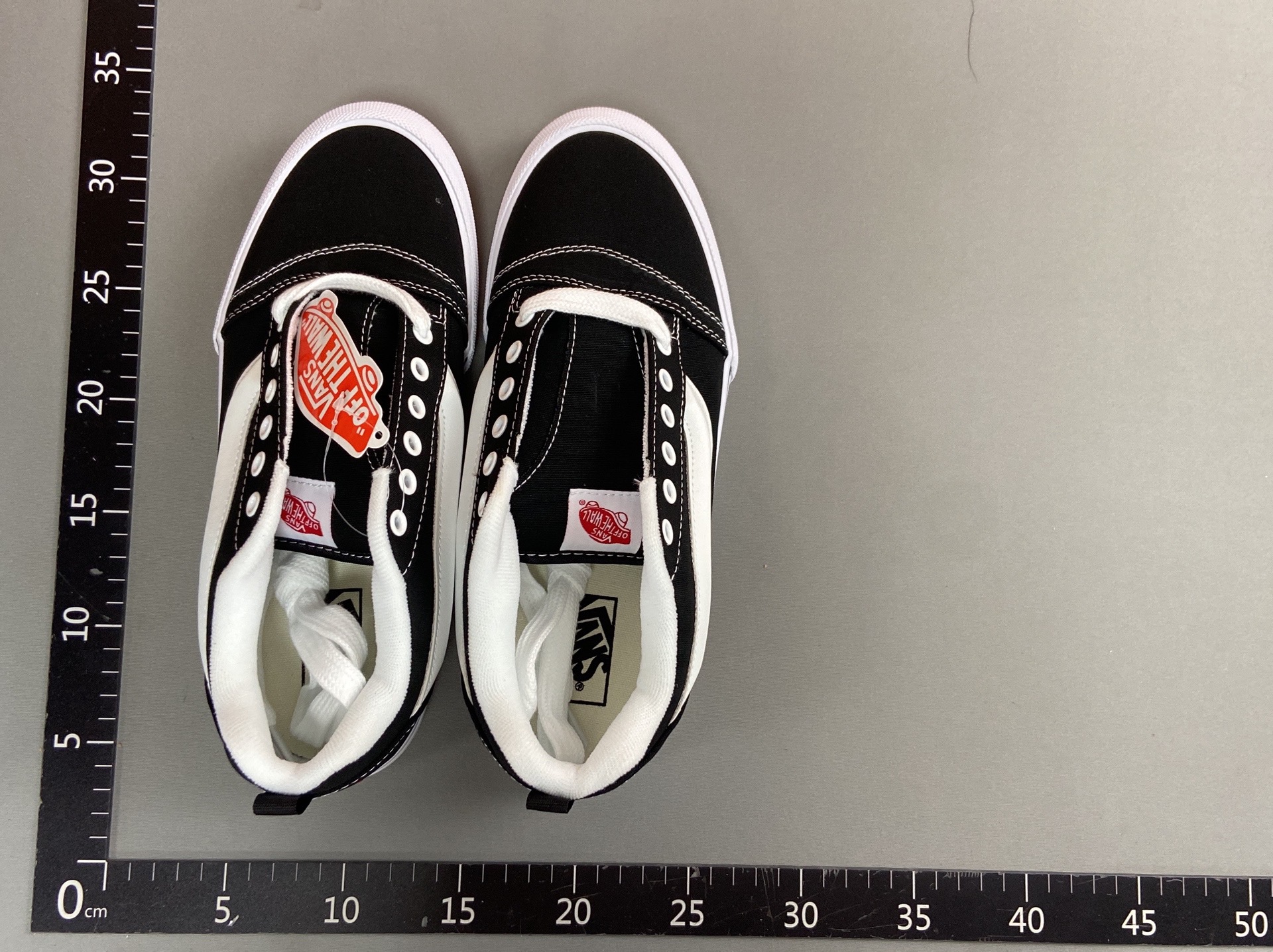Ready-to-ship, high-street style, american retro men’s and women’s sneakers, skate shoes, and loafers. available in classic black and white, perfect for couples 3