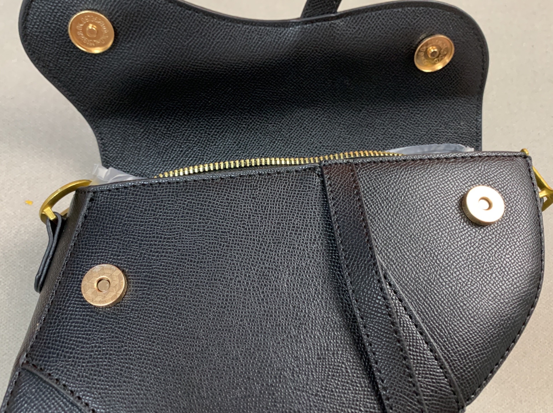 This year’s trendy, high-end, and uniquely designed handbags for women: 2024’s new collection of chic, accessible luxury, versatile solid-color crossbody bags 6