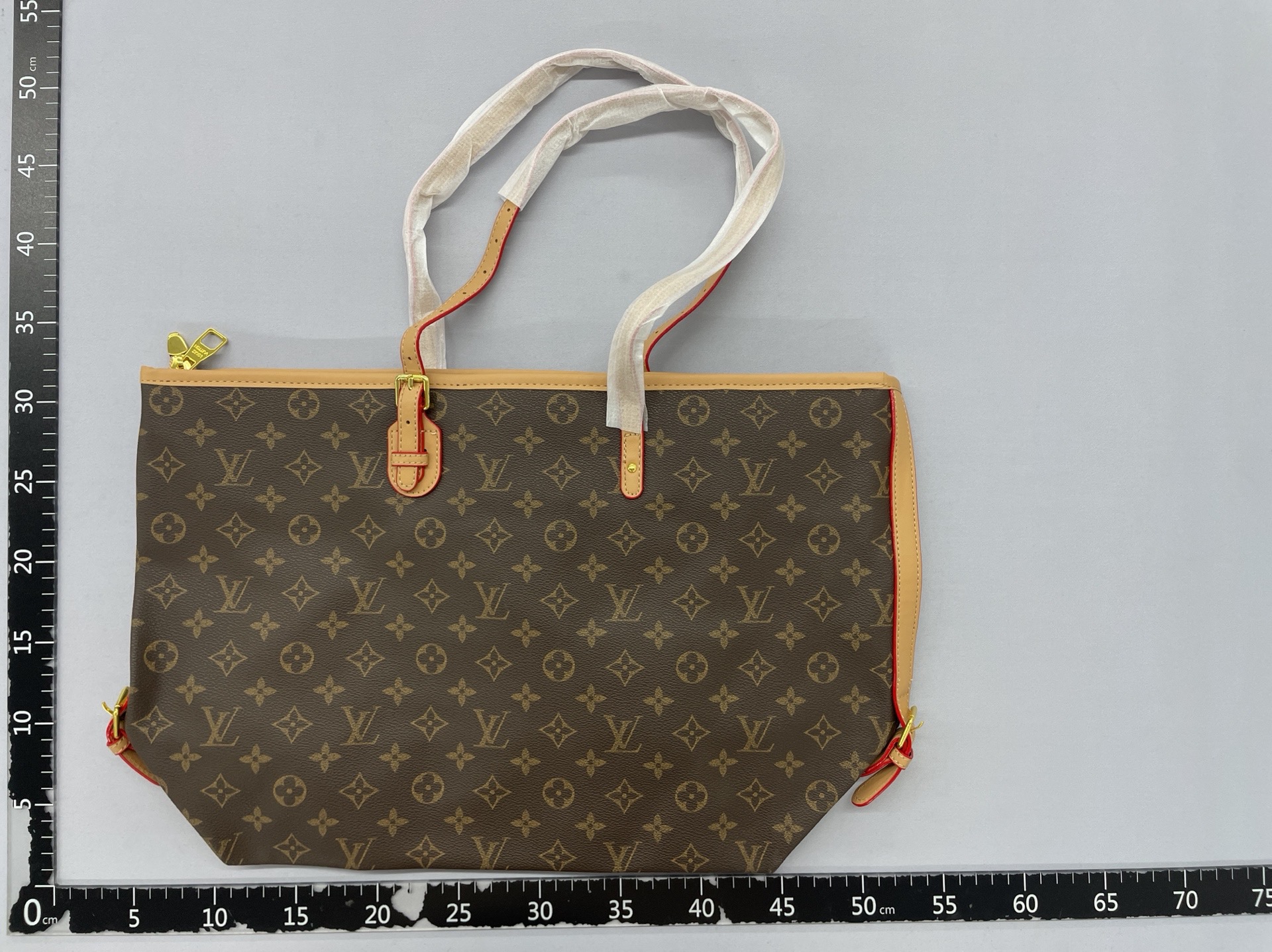 Un-1’s unique design highlights stylish and makes your bag the focus of fashion. 4