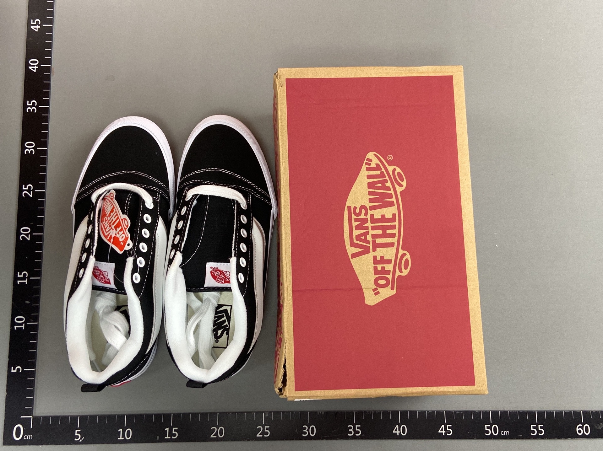Ready-to-ship, high-street style, american retro men’s and women’s sneakers, skate shoes, and loafers. available in classic black and white, perfect for couples 2