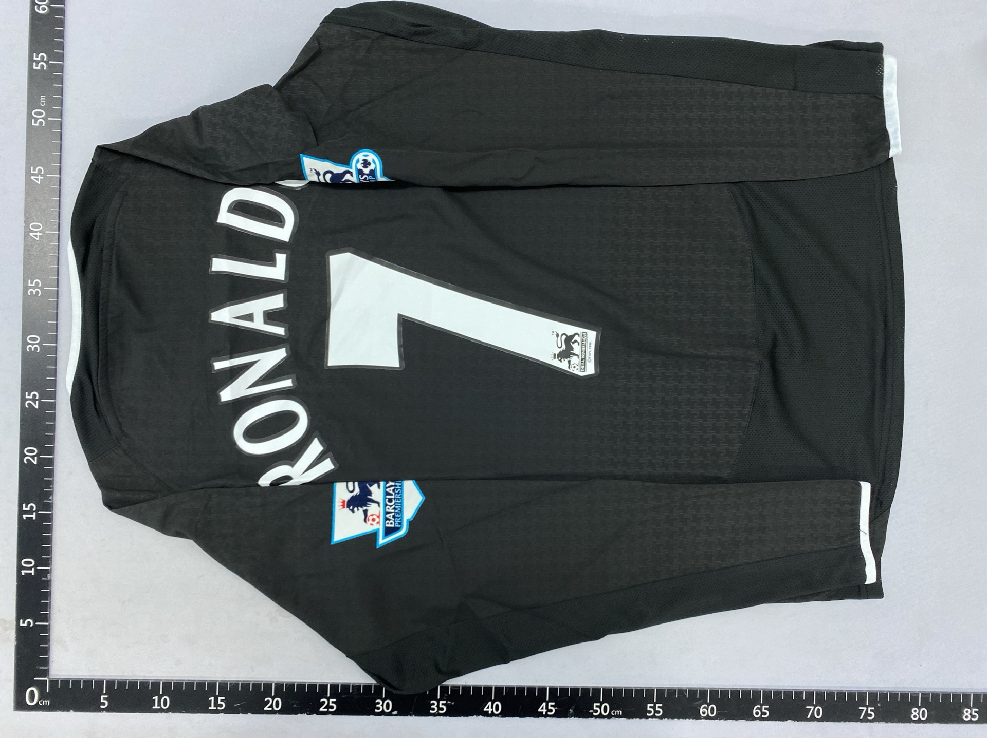Factory direct: retro long-sleeve real madrid & manchester united jerseys – featuring raúl, solskjaer, guti, and xavi 3