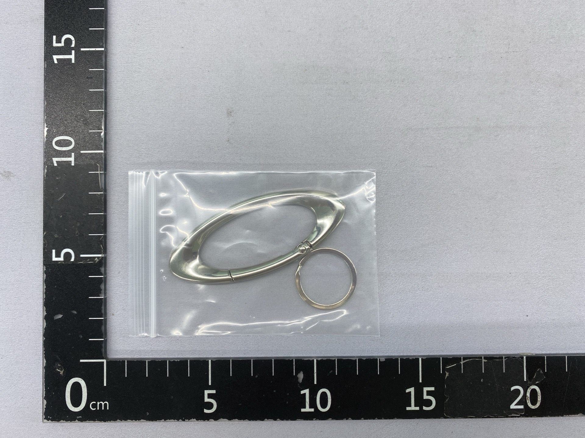 Cross-border five-pointed star metal hiking buckle star keychain oval zinc alloy press spring buckle bag pendant 2