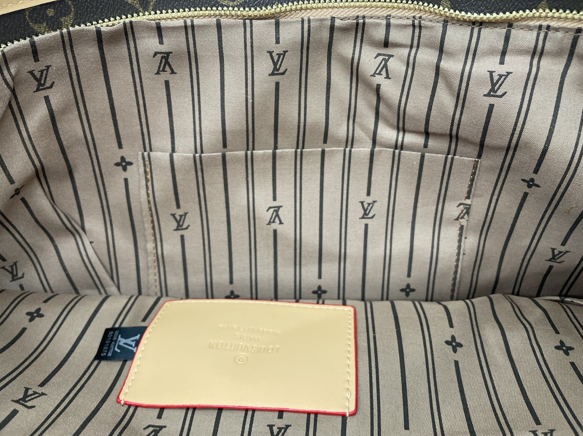 Un-1’s unique design highlights stylish and makes your bag the focus of fashion. 5