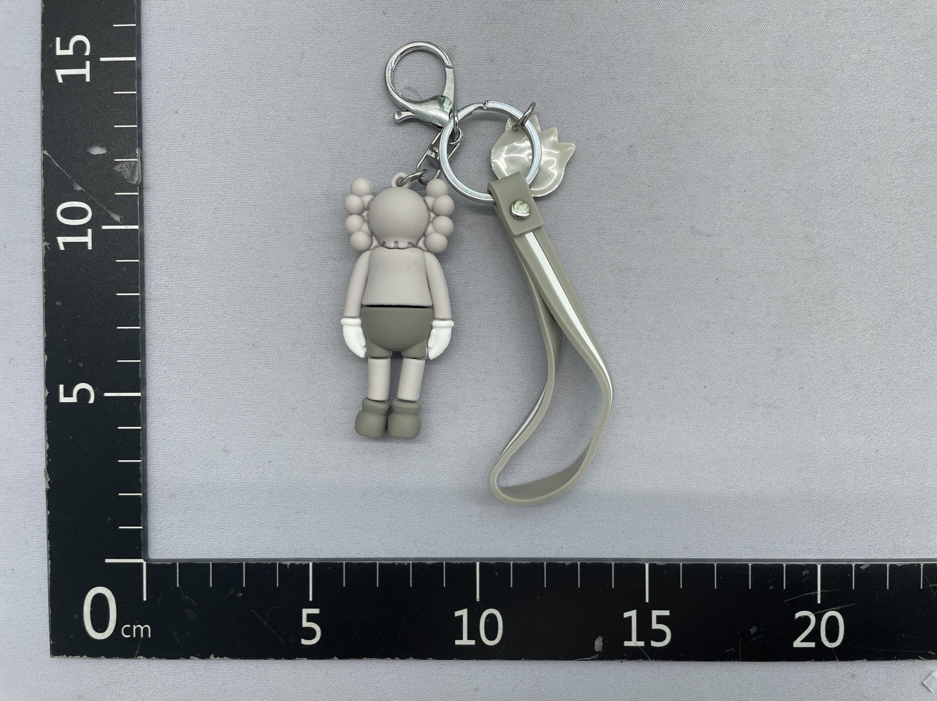 Kaws keychain casualcute doll violent bear pendant bag pendant backpack key ring jewelry 3