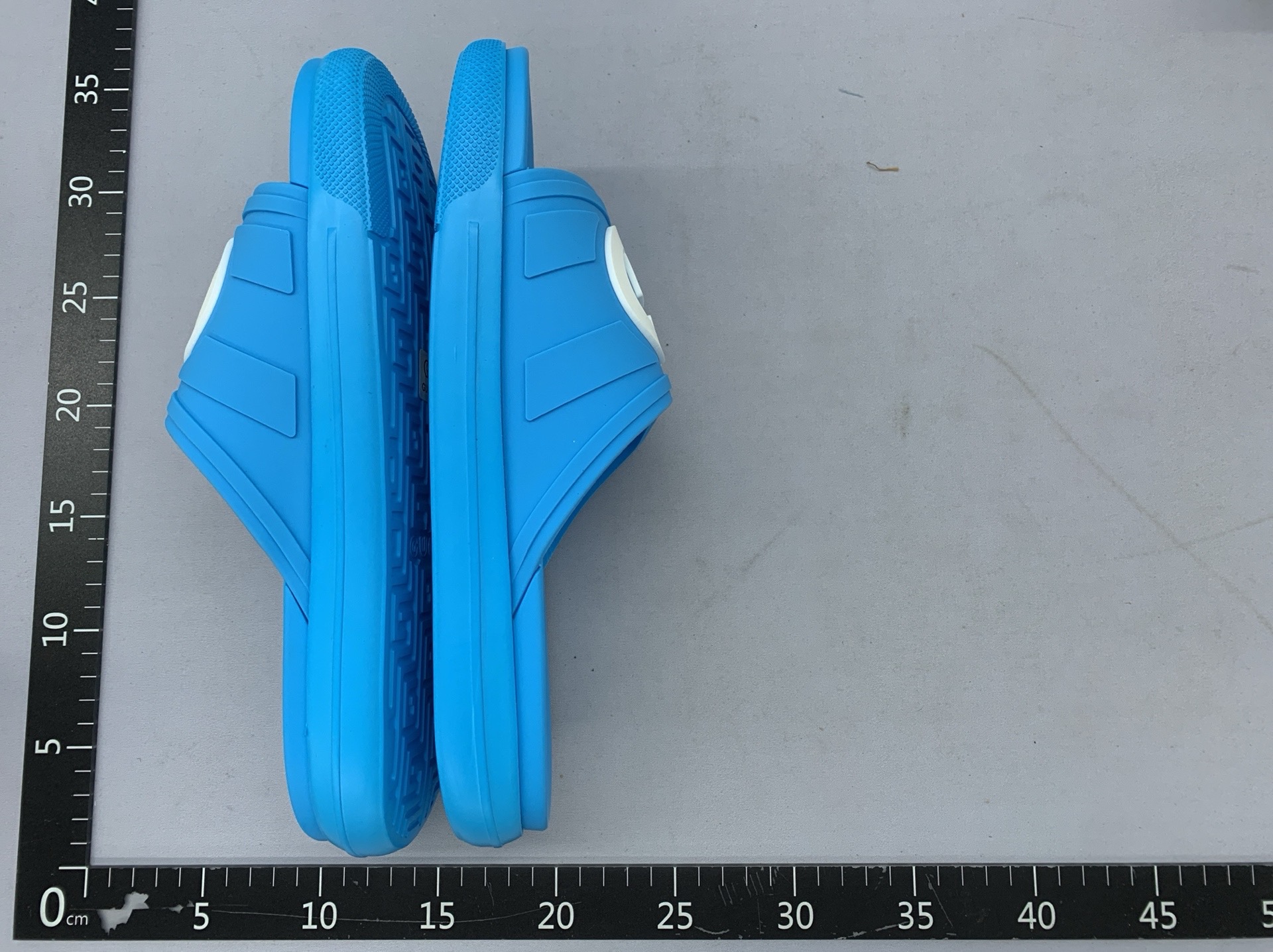 High-end 2024 summer new collection: stylish men’s slip-on sandals & women’s trendy, versatile casual beach sandals 4
