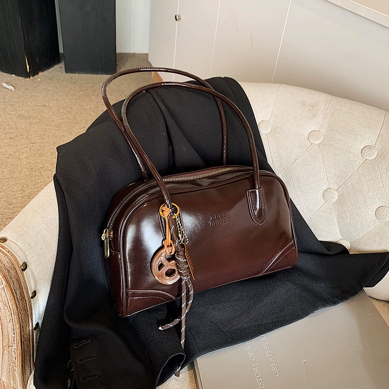 Vintage large capacity bag for women, 2024 winter new fashion versatile shoulder bag, underarm pillow bag, work commute bag